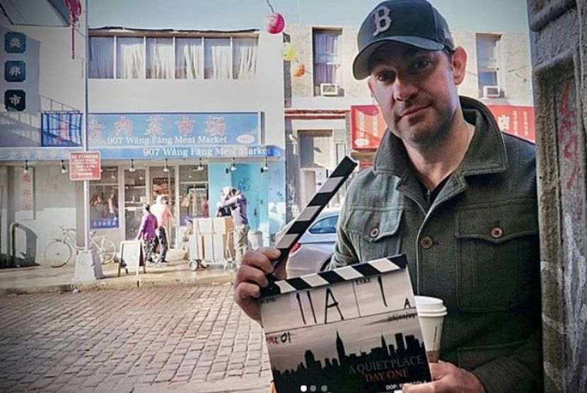 Produser John Krasinski memegang clapper board prequel A Quiet Place di lokasi syuting, Senin (6/2/2023)..
