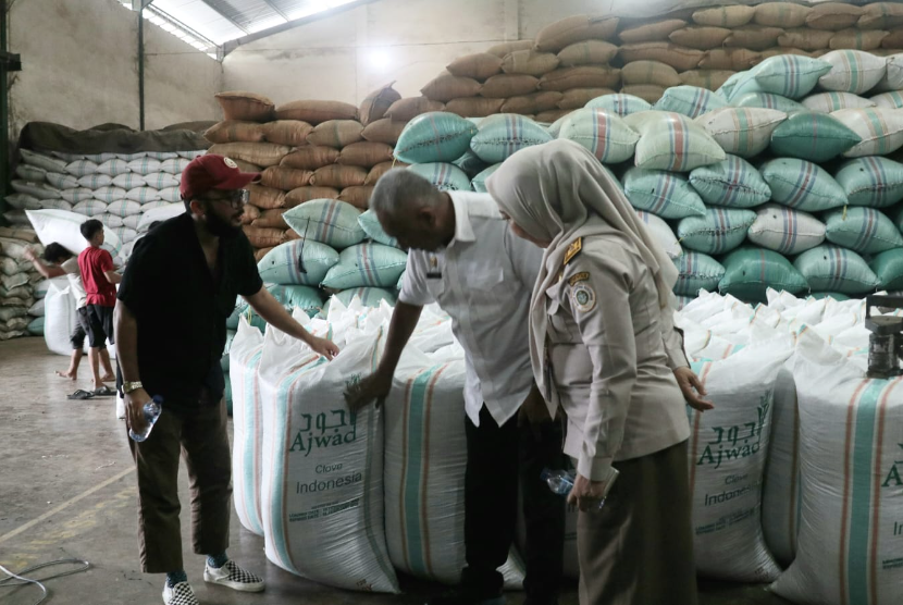 Kementerian Pertanian (Kementan) melalui Balai Besar Karantina Pertanian Makassar melepas ekspor cengkeh yang diproduksi petani Sulawesi Selatan (Sulsel) ke pasar Timur Tengah, sebanyak 32 ton.