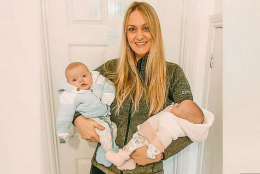 Ibu asal Inggris, Rebecca Roberts, mengalami superfetation saat hamil. Anak kembarnya berbeda usia tiga minggu.