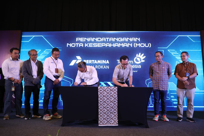 Penandatanganan Nota Kesepahaman kerja sama antara Telkom dan PHR oleh Direktur Digital Business Telkom Fajrin Rasyid (ketiga dari kanan) dan Direktur Utama PHR Jaffee Arizon Suardin (keempat dari kiri) yang berlangsung pada Kamis (16/2/2023) di Jakarta.
