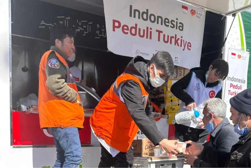 Rumah Zakat juga menyalurkan bantuan berupa, obat-obatan, tenda, 2.000 paket hot meal, 250 paket selimut, 300 paket sembako, 300 buah pakaian hangat untuk penyintas gempa Turki.