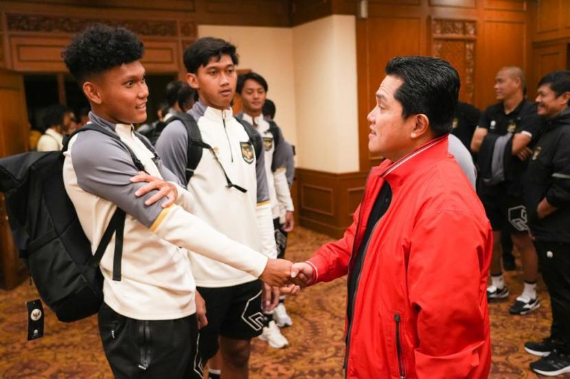   Ketua Umum PSSI, Erick Thohir menemui para pemain timnas Indonesia U-20 dan pelatih Shin Tae Yong setelah pertandingan persahabatan timnas Indonesia U-20 melawan timnas Fiji U-20 yang berlangsung di Stadion Utama Gelora Bung Karno, Senayan, Jakarta, pada Jumat (17/2/2023) malam WIB. 