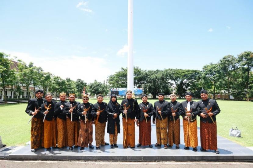 Anggota DPR RI Dapil Jawa Timur VII, Edhie Baskoro Yudhoyono, berbaju adat menghadiri HUT ke-278 Pacitan. Ibas mengajak masyarakat wujudkan kesejahtaraan bersama rakyat Pacitan