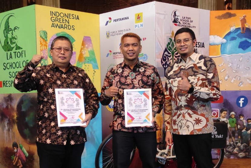 PT Jakarta International Container Terminal (JICT) meraih dua penghargaan untuk kategori peningkatan mutu pendidikan pada program 