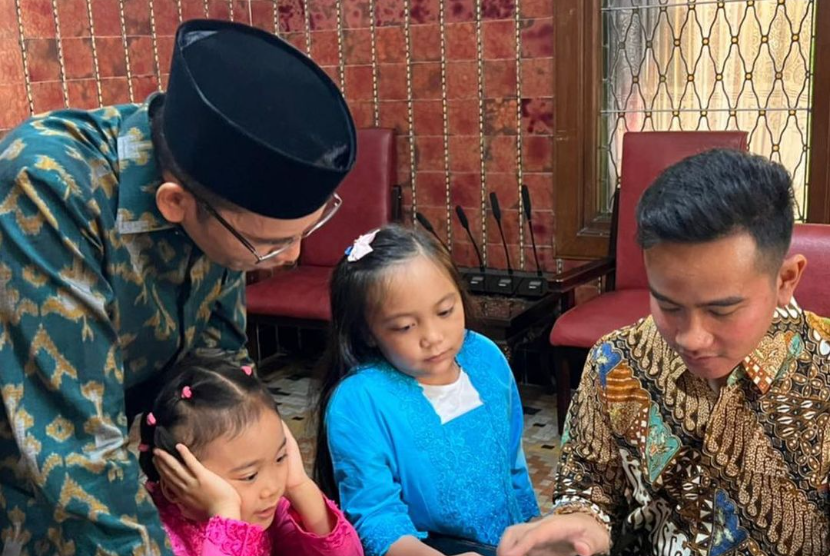 Momen saat Tuan Guru Bajang (TGB) Muhammad Zainul Majdi melakukan pertemuan dengan Wali Kota Solo Gibran Rakabuming Raka di Lodji Gandrung, Rabu (22/2/2023). TGB Zainul Majdi berpesan Walkot Gibran Rakabuming tetap rendah hati dan merakyat.