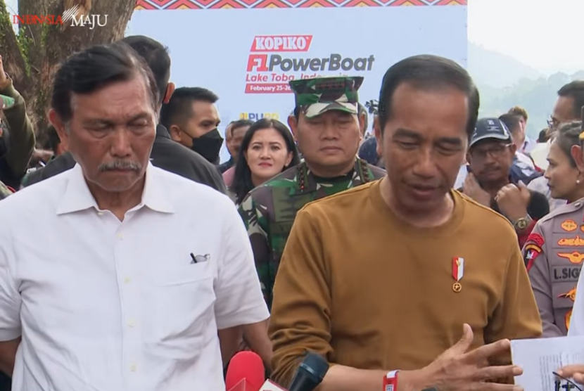 Presiden Joko Widodo (kanan) memberikan keterangan pers usai penyelenggaraan F1 Powerboat di Danau Toba, Sumatra Utara, Ahad (26/2/2023).