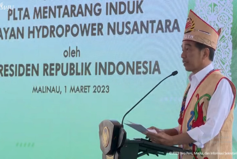 Presiden Joko Widodo menyampaikan pidato dalam groundbreaking pembangunan PLTA Mentarang Induk PT Kayan Hydropower Nusantara di Kalimantan Utara, Rabu (1/3/2023).