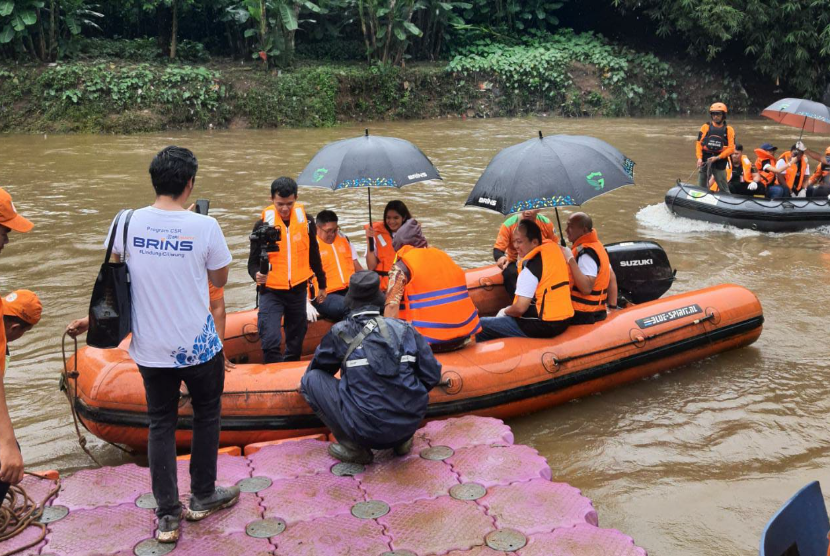 Petugas menyusuri Sungai Ciliwung di Padepokan Ciliwung Condet. BRI Insurance (BRINS) mendukung aksi bersih sungai Ciliwung dengan menggelar Corporate Social Responsibility (CSR) di Padepokan Ciliwung Condet, Jakarta Timur.