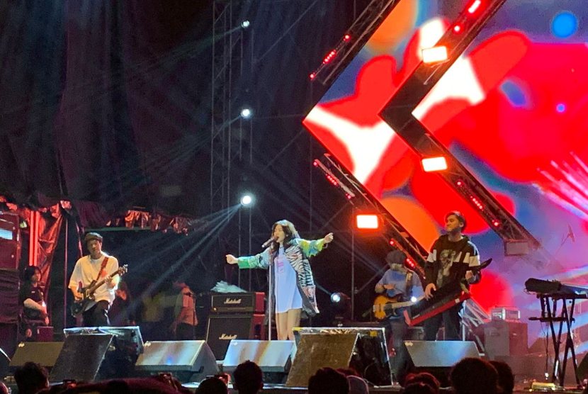 Group band Vierratale digawangi Widi, Raka, dan Kevin tampil menutup panggung Supermusic di festival musik Everblast yang digelar di Gambir Expo Kemayoran, Jakarta, Ahad (5/3/2023).