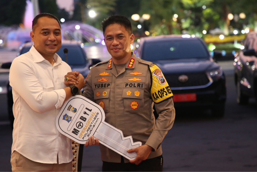 Prosesi penyerahan 11 mobil operasional pinjam pakai dilakukan langsung oleh Wali Kota Surabaya Eri Cahyadi dan diterima langsung oleh Kapolrestabes Surabaya Kombes Pol Akhmad Yusep Gunawan di halaman Balai Kota Surabaya, Senin (6/3/2023). 