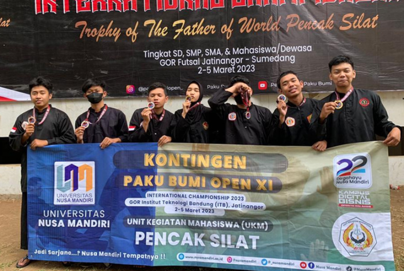 Tujuh mahasiswa Kampus Digital Bisnis Universitas Nusa Mandiri (UNM) yang tergabung dalam Unit Kegiatan Mahasiswa (UKM) Pencak Silat berhasil memborong medali di ajang Indonesia Paku Bumi Open Internasional Championship (IPBOIC) ke-11 tahun 2023.