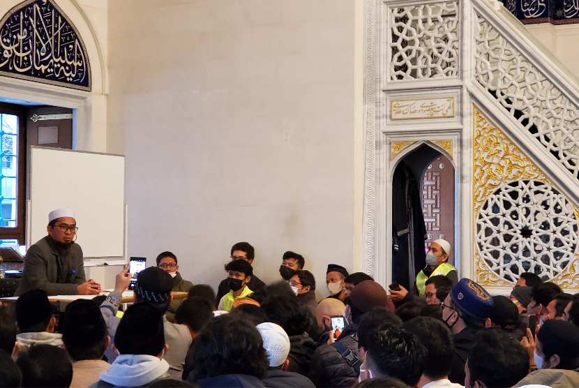 Ustaz Adi Hidayat menjadi pembicara dalam tablig akbar di Masjid Tokyo Camii, beberapa waktu lalu.