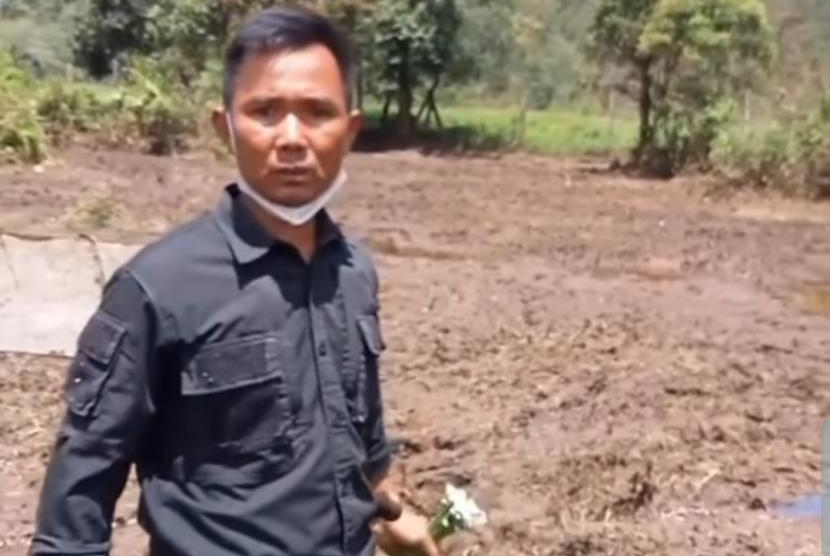 Petani di Rancaupas, Kabupaten Bandung, Supriatna geram karena tanaman langka di daerah itu rusak karena acara motor trail. Pakar taksonomi sebut bunga rawa yang rusak di Rancaupas, Bandung, sangat langka.