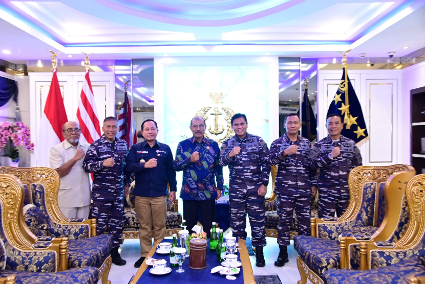 Wakil Ketua DPD RI Nono Sampono bertemu Kepala Staf Angkatan Laut (KSAL) Laksamana TNI Muhammad Ali membahas situasi keamanan laut di Gedung Utama Markas Besar Angkatan Laut (Mabesal), Cilangkap, Jakarta Timur.