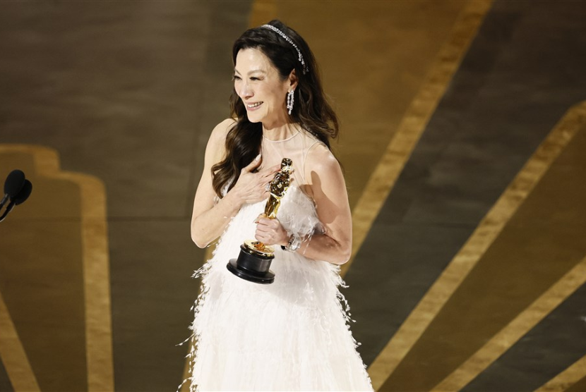 Michelle Yeoh meraih Aktris Terbaik Oscar untuk filmnya Everything Everywhere All at Once.