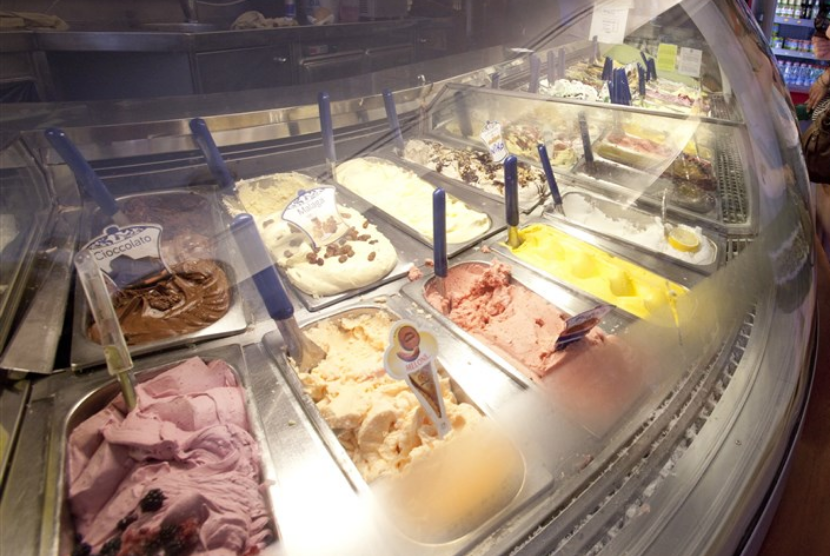 Turis membeli gelato di kedai Trevi Fountain di Roma, Italia, 4 Juli 2011. Bisa ditaburi cokelat, stroberi, atau krim, aneka varian gelato menggoda selera para penikmat es krim.