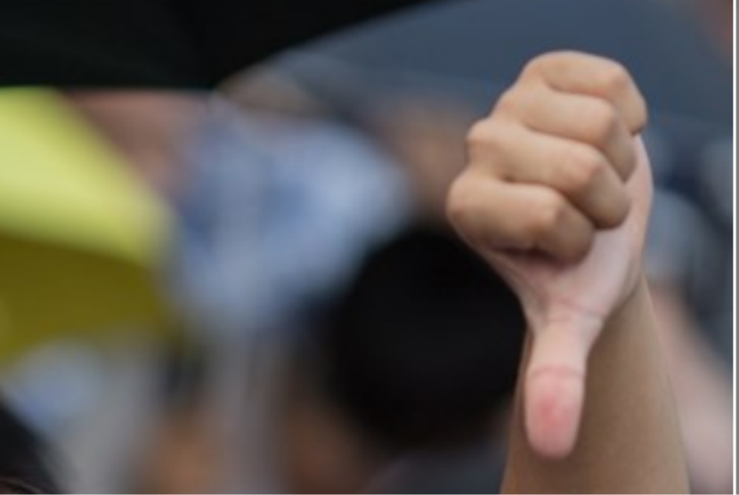 Isyarat tangan thumbs down. Menurut Gen Z, memberikan jempol ke bawah lebih berdampak daripada makian atau mengacungkan jari tengah kepada seseorang yang berbuat salah di jalan raya.