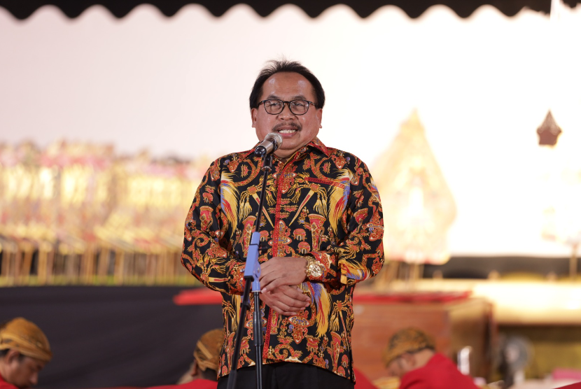 Wakil Kepala Badan Pembinaan Ideologi Pancasila Dr Karjono minta mahasiswa Universitas Diponegoro gotong-royong dalam membangun ekonomi Pancasila yang lebih baik dikalangan mahasiswa. 