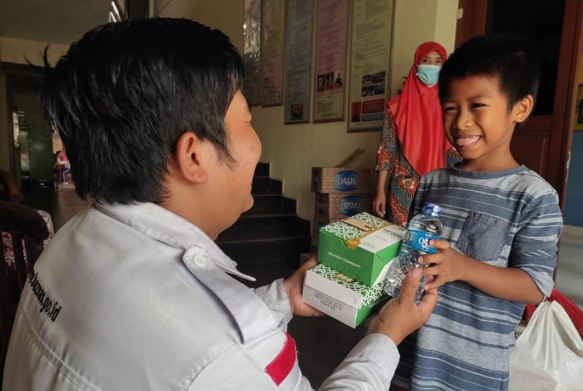 Baznas RI mendistribusikan paket makanan Hidangan Berkah Ramadhan kepada anak-anak penyandang tunaganda di Yayasan Sosial Panti Tunaganda di Kota Depok, Jawa Barat, Jumat (18/3/2023).