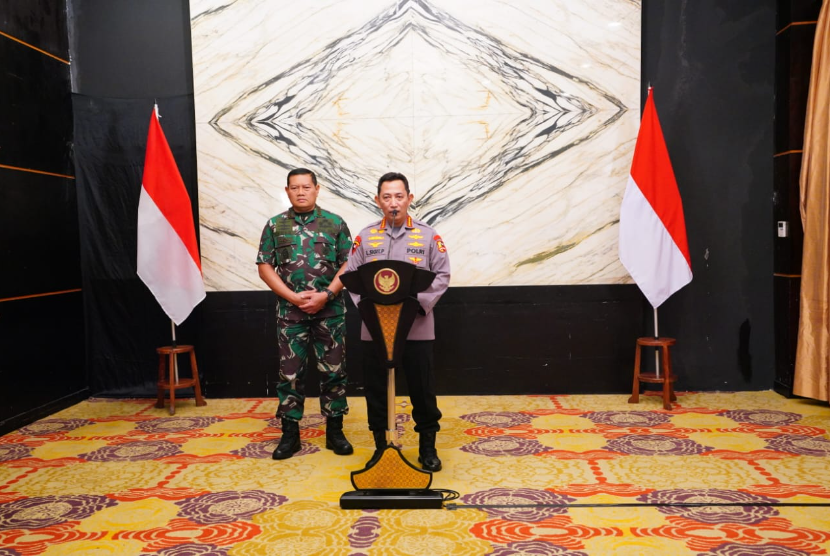Presiden Indonesia Joko Widodo (Jokowi) memimpin rapat terbatas (ratas) bersama TNI, Polri, BIN dan jajaran terkait serta Forkopimda, di Papua, Senin, 20 Maret 2023. 