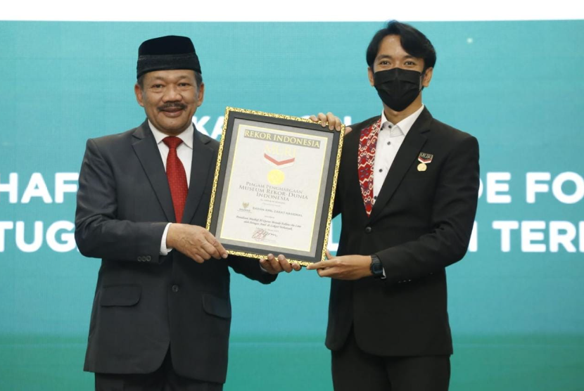 Badan Amil Zakat Nasional (Baznas) berhasil menyabet rekor Museum Rekor Indonesia (MURI) dalam kategori Penulisan Alquran oleh 1.000 Amil dengan metode follow the line.