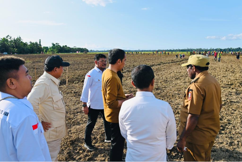 Presiden Joko Widodo (Jokowi) melaksanakan kick off Food Estate 10 ribu hektare di Distrik Manem, Kabupaten Kerom, Provinsi Papua.
