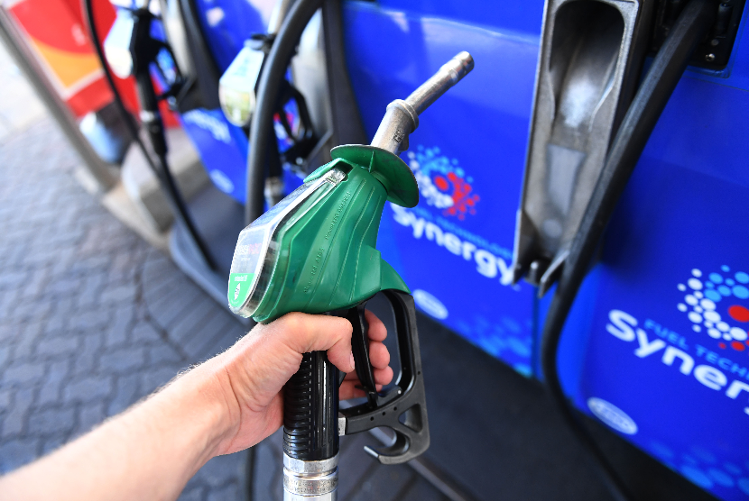 Seorang pria menggunakan pompa bahan bakar di halaman depan garasi di London, Inggris, 09 Juni 2022. Komisi Eropa telah menyusun rencana untuk mengizinkan penjualan mobil baru dengan mesin pembakaran internal atau elektronik-fuel (e-Fuel) setelah tahun 2035.
