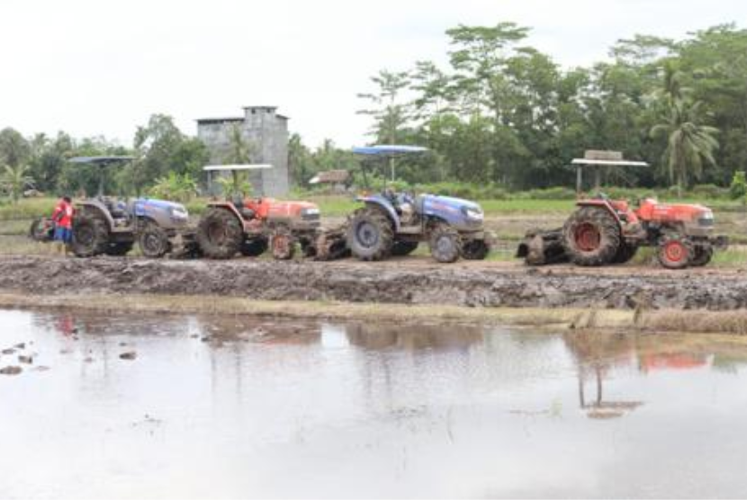 Penggunaan alat dan mesin pertanian (alsintan) untuk penanaman dan panen tebu diharapkan dapat menekan biaya produksi serta mempercepat swasembada gula.