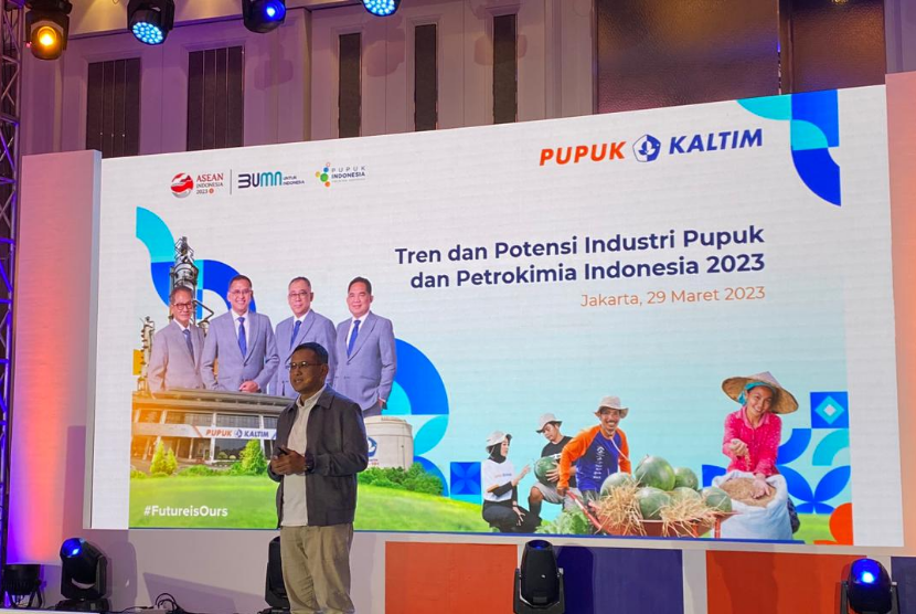 Direktur Utama PT Pupuk Kaltim Rahmat Pribadi menyampaikan paparan dalam acara Tren dan Potensi Industri Pupuk dan Petrokimia Indonesia 2023 di Jakarta, Rabu (29/3/2023).