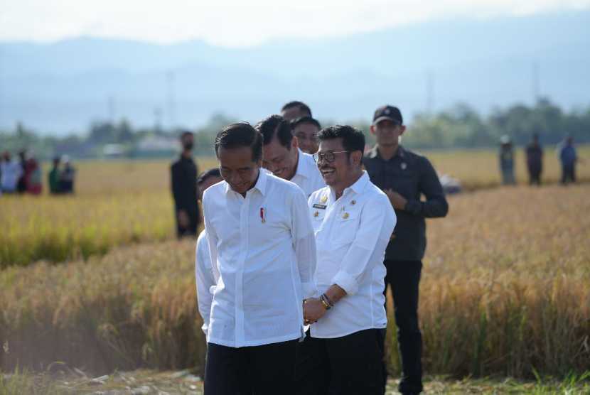 Presiden Jokowi didampingi Mentan Syahrul Yasin Limpo saat meninjau panen raya padi di Kelurahan Baji Pamai, Kecamatan Maros Kota, Kabupaten Maros, Sulawesi Selatan.