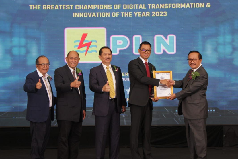 Direktur Utama PT PLN (Persero), Darmawan Prasodjo kembali dianugerahi penghargaan “The Best CEO for Corporate Digital Transformation of The Year”. 
