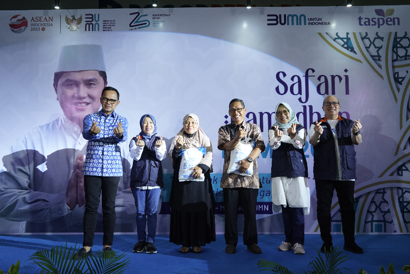 Dalam Rangka menyambut Bulan Suci Ramadhan, Kementerian BUMN Bersama PT Taspen (Persero) melalui Program Safari Ramadhan BUMN 2023 menggelar bazar sembako murah dan mudik gratis yang dilaksanakan di Gor Pajajaran, Kota Bogor, Jawa Barat pada Jumat (31/3/2023). 