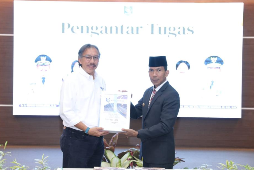 Penjabat (Pj) Gubernur Kepulauan Bangka Belitung (Kepulauan Babel) periode 2022-2023 Ridwan Djamaluddin melakukan serah terima memori jabatan kepada Pj Gubernur periode tahun 2023-2024 Suganda Pandapotan Pasaribu. 