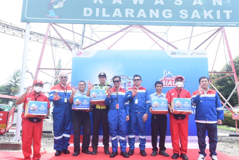 Wakil Komisaris Utama Pertamina Pahala Mansury meninjau langsung kesiapan infrastruktur Kilang dan Integrated Terminal BBM Balongan dalam mendukung Satuan Tugas Ramadhan dan Idul Fitri (Satgas RAFI) Pertamina 2023.