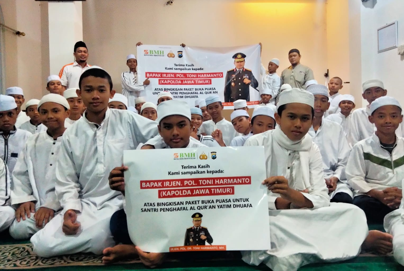 Kapolda Jatim Irjen Pol Dr Toni Harmanto, berbagi kebahagiaan dengan para santri Pesantren Penghafal Alquran Darul Hijrah Surabaya melalui program Buka Puasa Berkah.