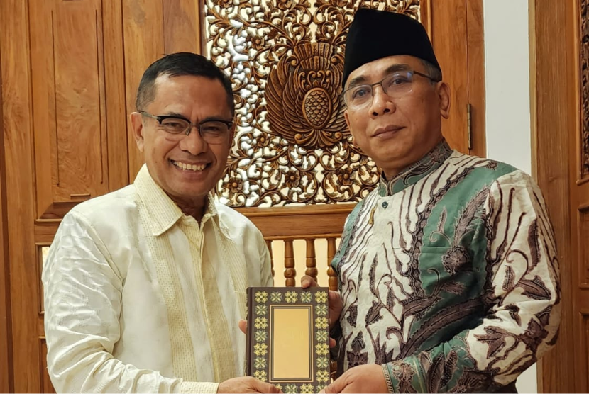 Managing Director (MD) Sinarmas Saleh Husin menyerahkan secara simbolis wakaf Alquran kepada Ketua Umum Pengurus Besar Nahdlatul Ulama (PBNU) Gus Yahya Cholil Staquf di Jakarta Pusat, Kamis (13/4/2023).