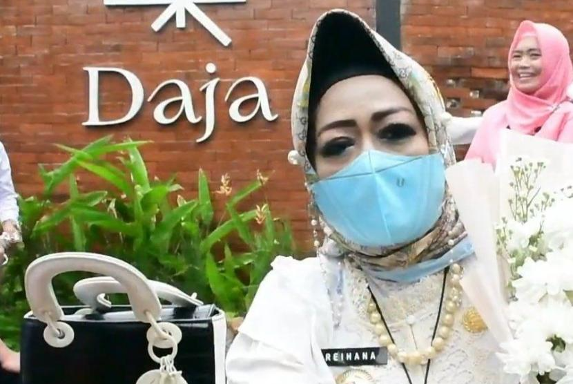 Kadinkes Lampung, Reihana yang kerap tampil glamor dengan berbagai perhiasan dan busana mewah di media sosialnya. KPK akan memanggil Kadinkes Lampung Reihana pekan ini untuk klarifikasi LHKPN.