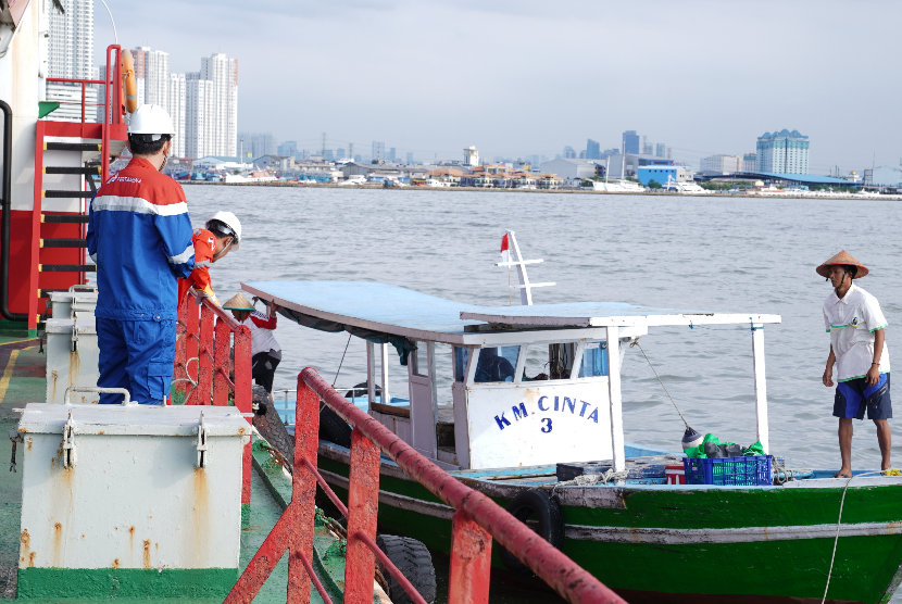 SPBU Apung dioperasikan untuk memasok kebutuhan BBM bersubsidi solar bagi nelayan.