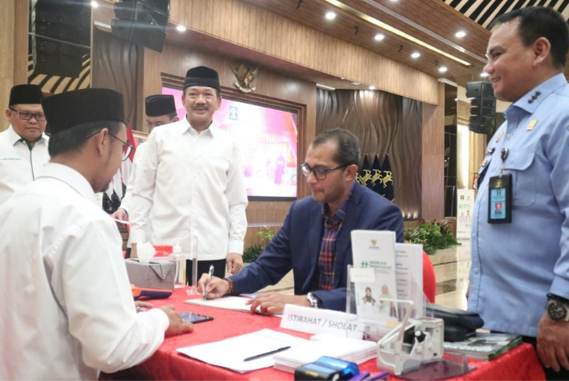  Aparatur Sipil Negara (ASN) Kementerian Hukum dan Hak Asasi Manusia (Kemenkumham) menyalurkan total zakat fitrah dan sedekahnya di tahun 2023 ini sebanyak Rp 1.453.917.072. 