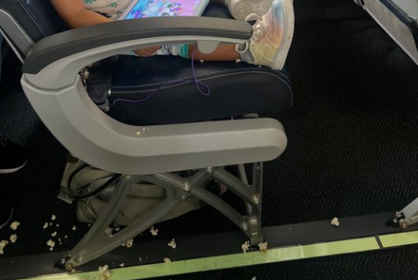 Dalam unggahannya di Twitter, seorang ayah memperlihatkan popcorn yang berceceran di lantai pesawat. Anak bungsunya yang berusia dua tahun menjatuhkan popcorn hingga berantakan. Sang ibu lantas diminta oleh pramugari United Airlines untuk memungut popcorn tersebut. 