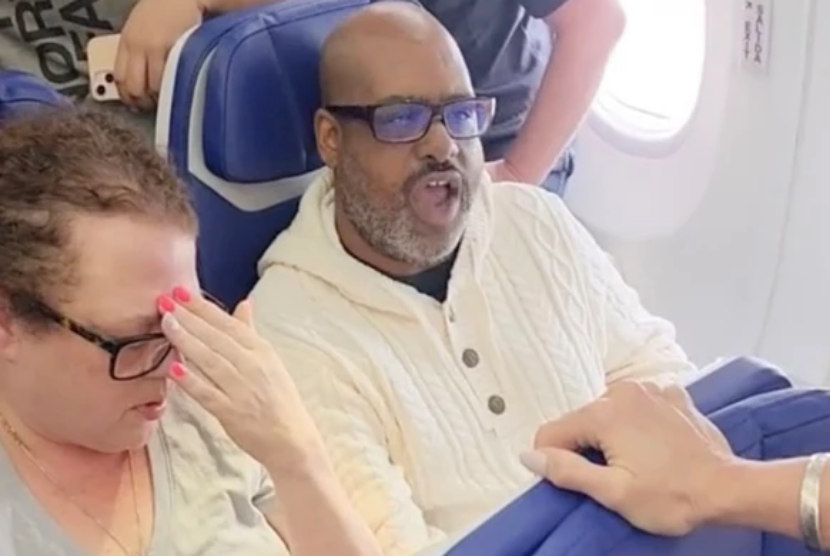 Seorang pria yang menjadi penumpang Southwest Airlines marah-marah karena merasa terganggu dengan tangisan panjang seorang bayi di pesawat.