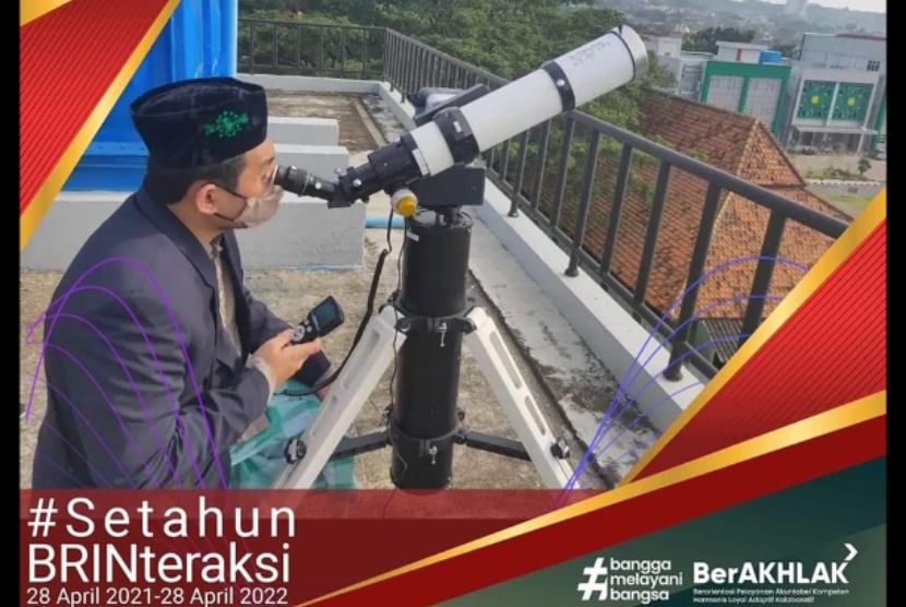 Peneliti Badan Riset dan Inovasi Nasional (BRIN), Andi Pangerang (AP) Hasanuddin menggunakan teropong ketika ingin menentukan 1 Syawal.