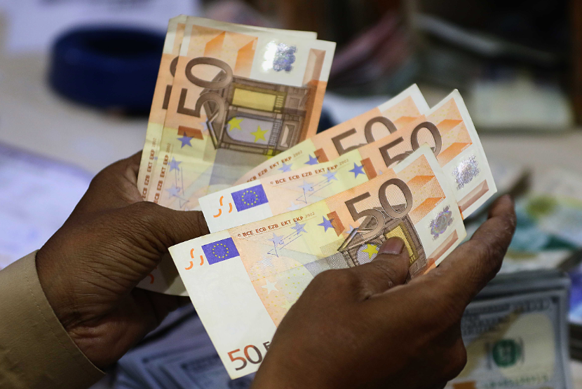 Dealer penukaran mata uang menyortir Euro dan rupee Pakistan di tokonya di Karachi, Pakistan, 12 Januari 2023. Nilai tukar euro mendekati level tertinggi satu tahun versus dolar pada Kamis (27/4/2023)