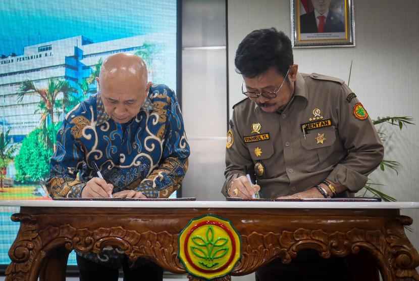 Menteri Pertanian Syahrul Yasin Limpo (Mentan SYL) dan Menteri Koperasi dan Usaha Kecil dan Menengah (Menkop UKM) Teten Masduki mendatangani kesepakatan kerja sama dalam usaha pengembangan peternakan.