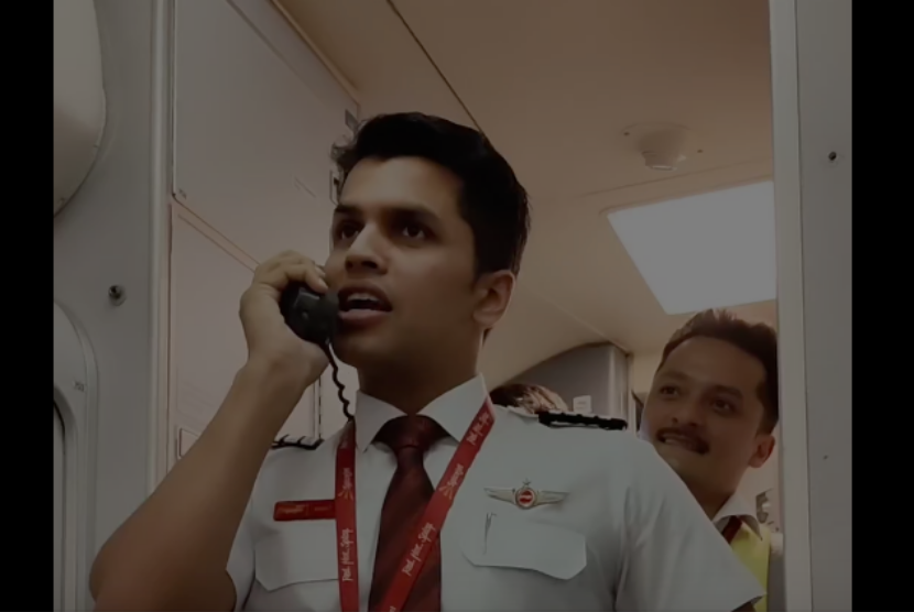 Pilot Mohit Teotia dari maskapai penerbangan SpiceJet terkenal suka menyapa penumpang dengan membuat pengumuman yang kocak.