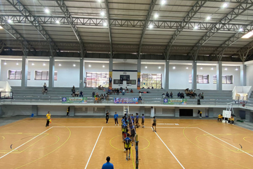 Kegiatan BSI Flash 2023 Sport Competition Kota Depok, cabang olah raga (cabor) Volleyball berlangsung selama dua hari pada 9-10 Mei 2023 di Gor Kota Depok, Grand Depok City, Depok.