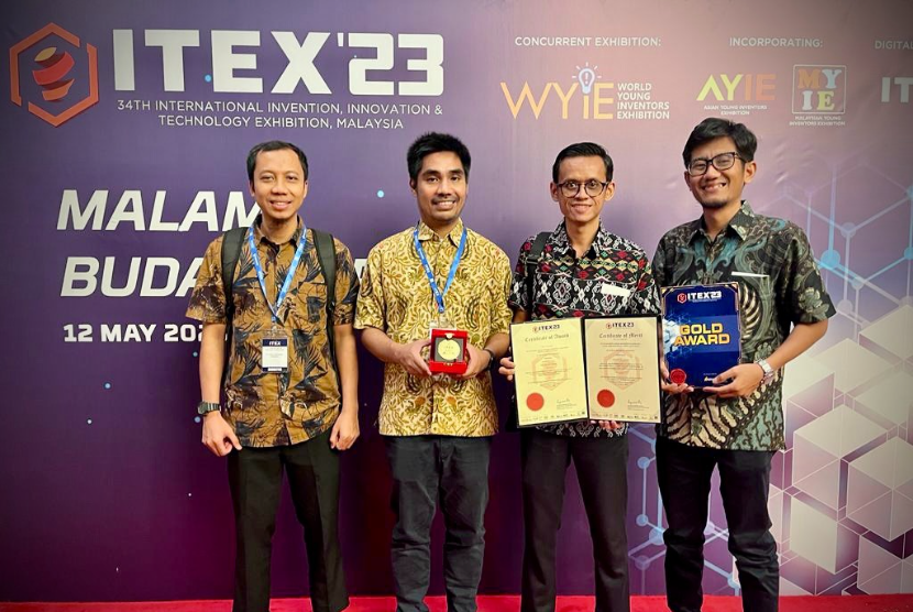 Tim Gugus Inovasi PreciX Pupuk Indonesia meraih Gold Award di ITEX Malaysia. 