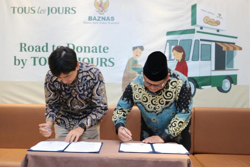 Penandatanganan MOU dengan Baznas, Lembaga Pengelolaan Zakat Terbesar di Indonesia. Tahun ini, Tous Les Jours mendonasikan sekitar 180 ribu buah roti.