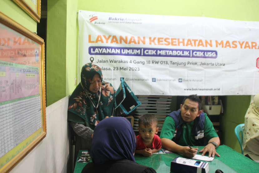 Tim siaga medis kesehatan Laznas Bakrie Amanah melaksanakan agenda pelayanan kesehatan gratis bagi masyarakat dhuafa di daerah Warakas, Tanjung Priok, Jakarta Utara. 