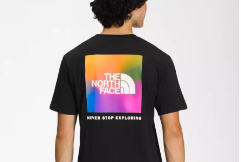 Salah satu t-shirt Pride Collection dari North Face. Produsen peralatan rekreasi luar ruang asal Amerika Serikat ini membuat kontroversi dengan menggaet drag queen sebagai bintang iklan dan mempromosikan LGBTQ.